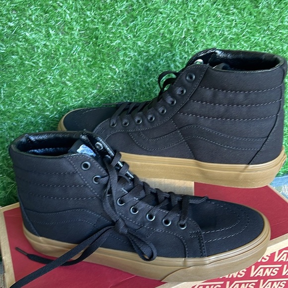 Vans Men’s Sk8-Hi Reissue (Canvas Gum) Black/Lghtgm
VN0A2XSBL0D
Sneakers - Picture 11 of 16